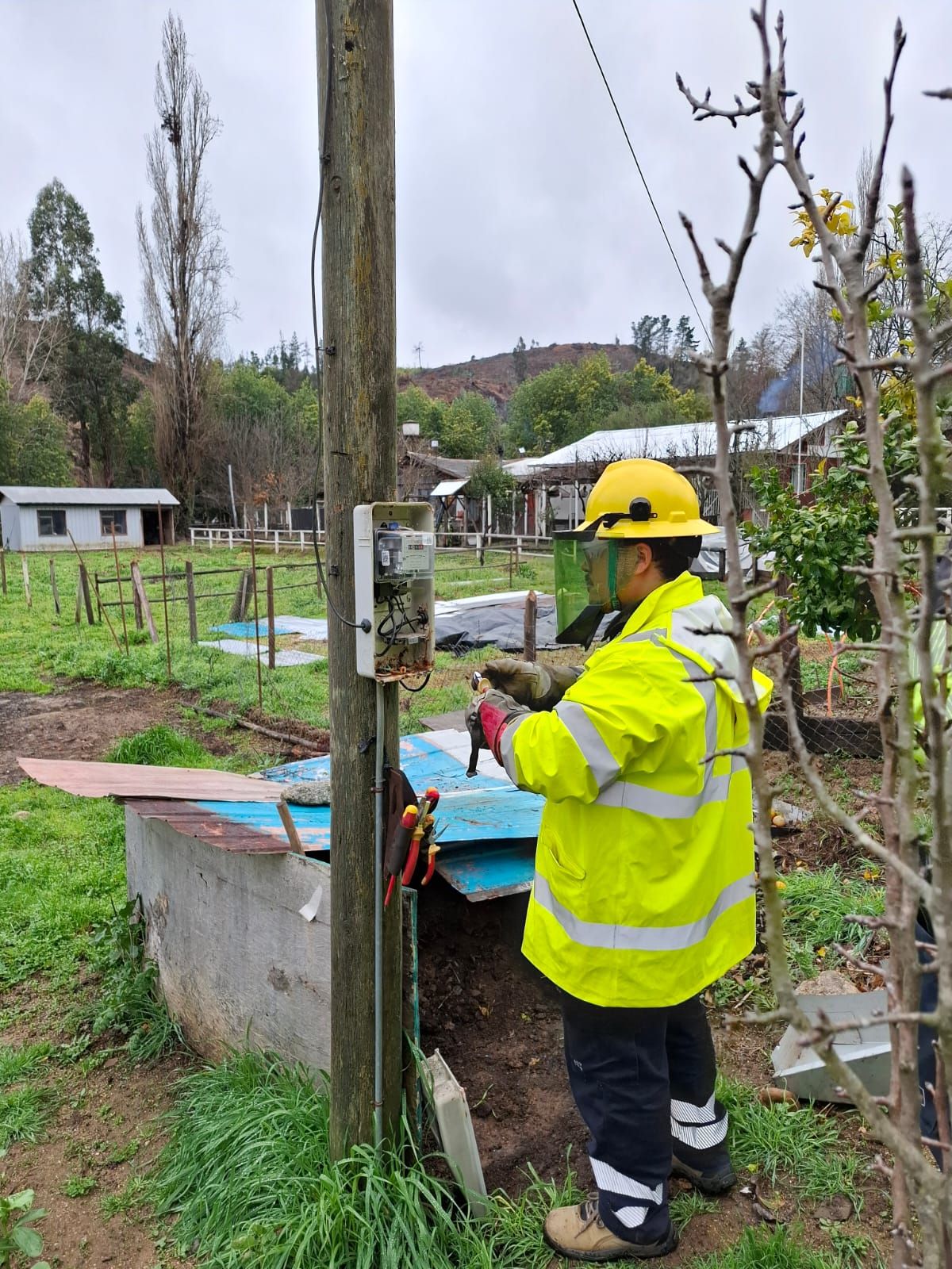 Técnico inspeccionando un punto de medición en terreno