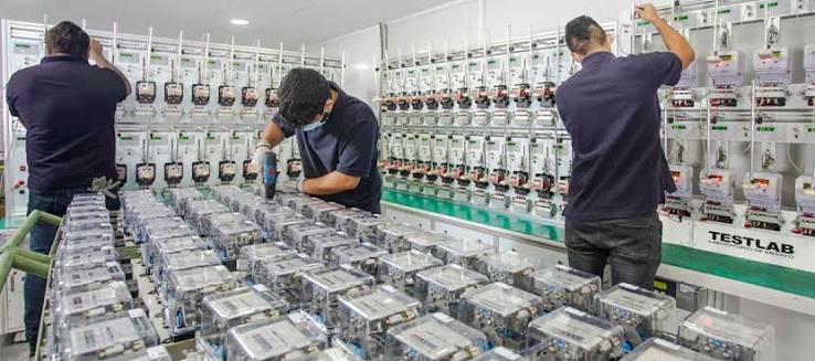 Personal técnico revisando medidores en laboratorio